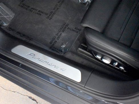 Used 2020 Porsche Panamera image 28
