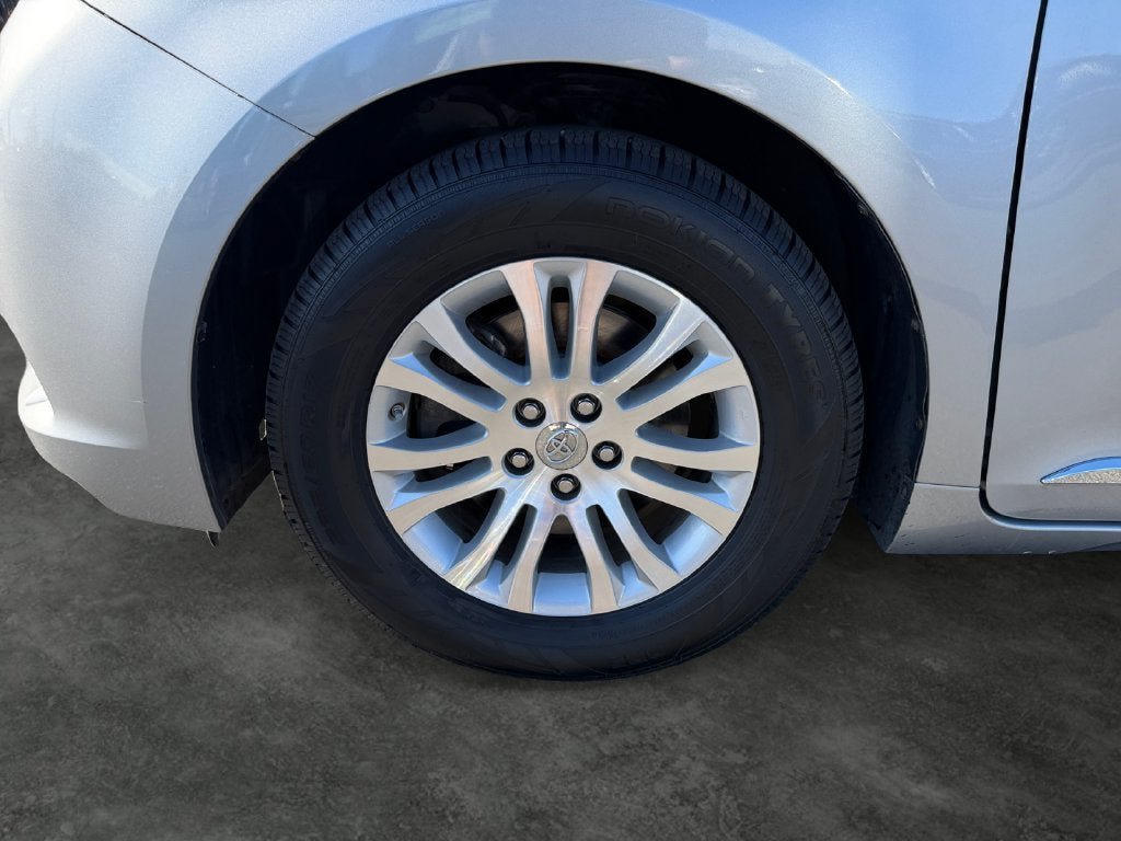 Used 2017 Toyota Sienna XLE w/ XLE Navigation Package FWD image 5