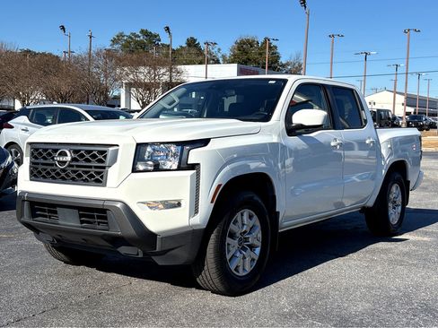 Used 2022 Nissan Frontier SV image 3