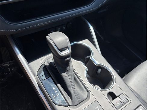 Used 2021 Toyota Highlander XLE AWD/4WD image 35