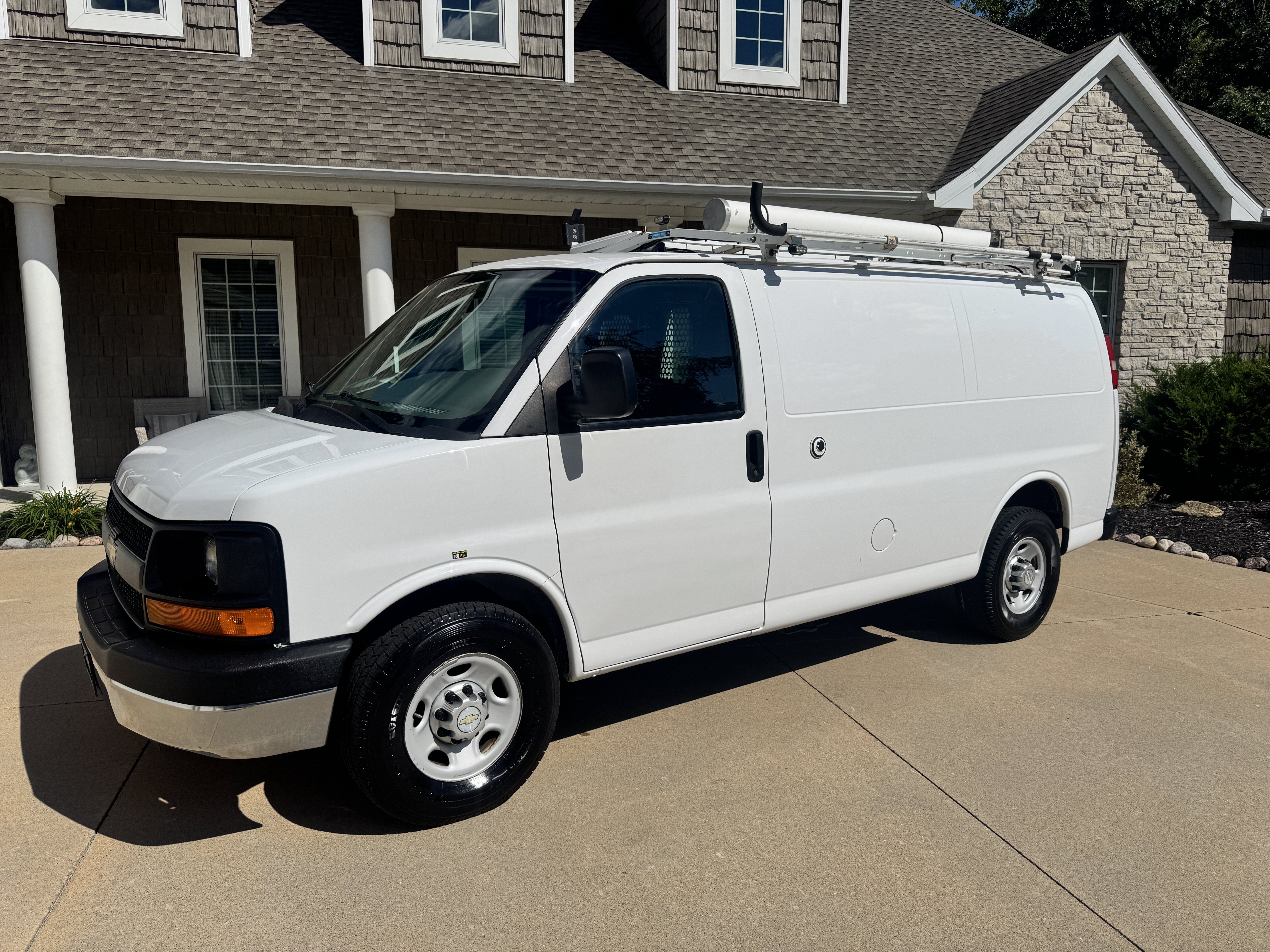Used 2014 Chevrolet Express 2500 RWD image 2