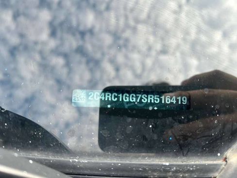 Used 2025 Chrysler Pacifica Limited image 18