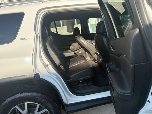 Used 2023 GMC Acadia SLT FWD image 22