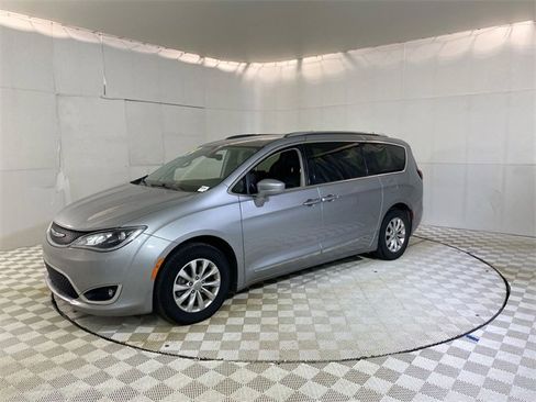Used 2019 Chrysler Pacifica Touring-L image 20