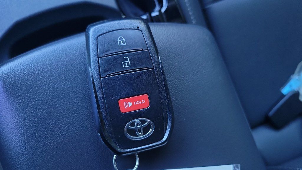 Used 2025 Toyota Prius XLE FWD image 23