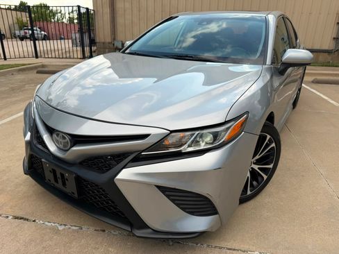 Used 2019 Toyota Camry SE FWD image 2