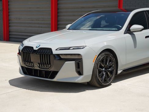 Used 2024 BMW i7 eDrive50 w/ M Sport Package RWD image 2