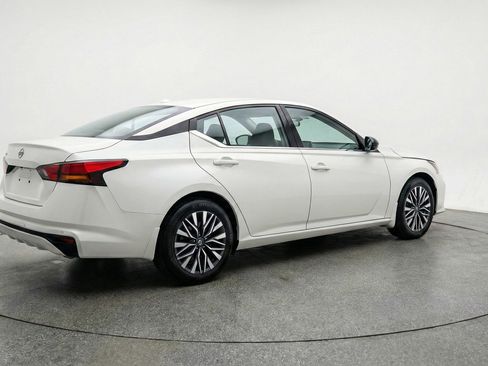 Used 2025 Nissan Altima 2.5 SV FWD image 9