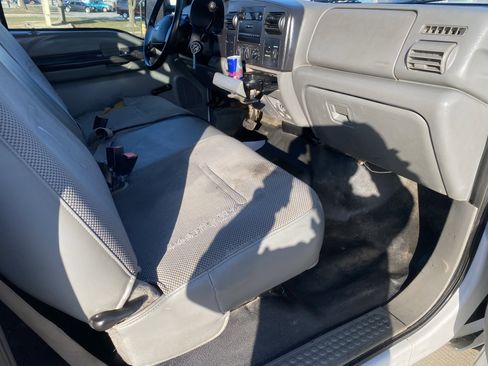 Used 2006 Ford F450 2WD Regular Cab Super Duty image 3