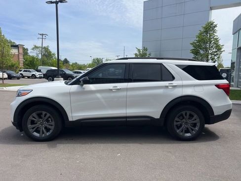 Used 2023 Ford Explorer XLT w/ Equipment Group 202A AWD/4WD image 8