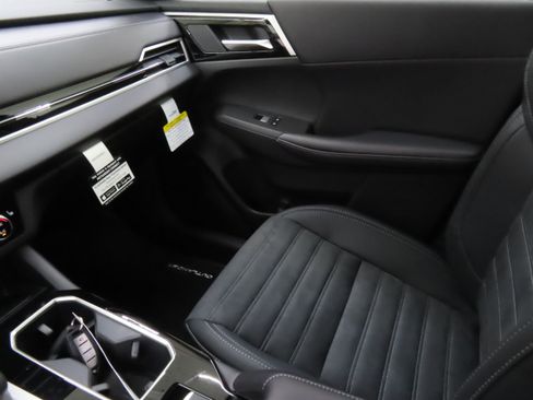 New 2025 Mitsubishi Outlander SE image 19