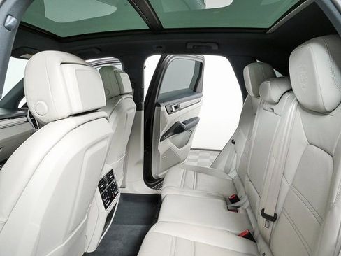 Certified 2023 Porsche Cayenne Platinum Edition image 23