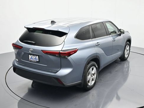 Used 2023 Toyota Highlander LE AWD/4WD image 32