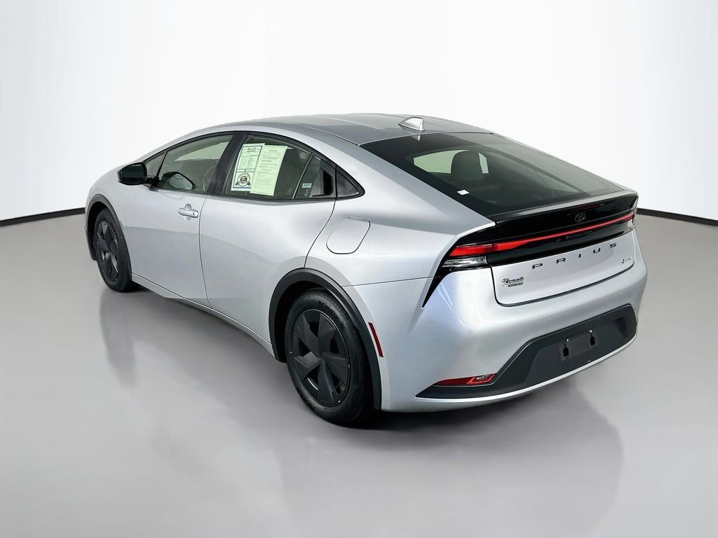 Used 2025 Toyota Prius LE FWD image 5