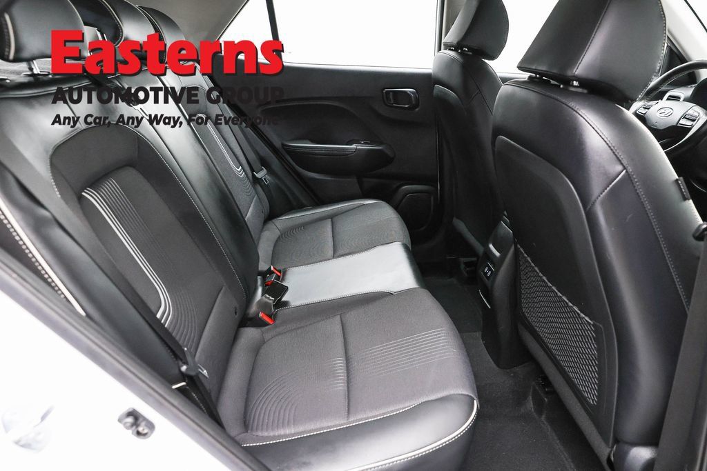Used 2025 Hyundai Venue Limited FWD image 23