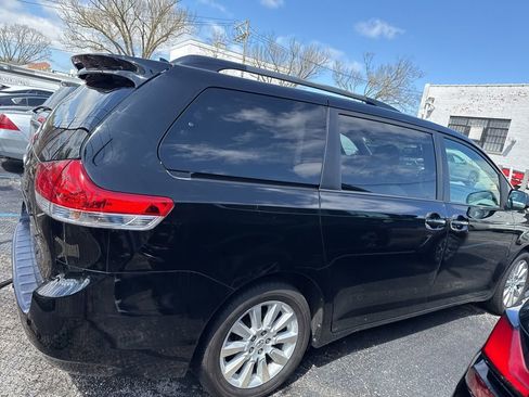 Used 2012 Toyota Sienna XLE w/ Premium Pkg image 6