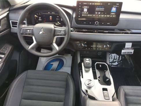 New 2026 Mitsubishi Outlander SE image 17