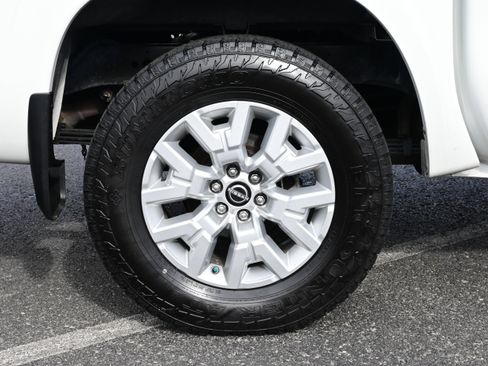 Used 2022 Nissan Frontier SV w/ Technology Package image 9