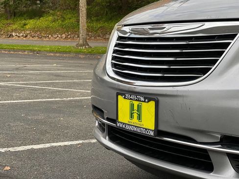 Used 2013 Chrysler Town & Country Touring image 21