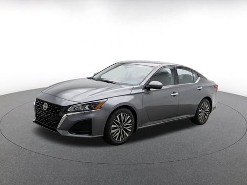 Used 2025 Nissan Altima 2.5 SV FWD image 3