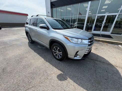 Used 2018 Toyota Highlander XLE FWD image 2
