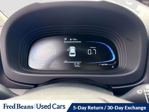 Used 2025 Hyundai Venue SEL image 13