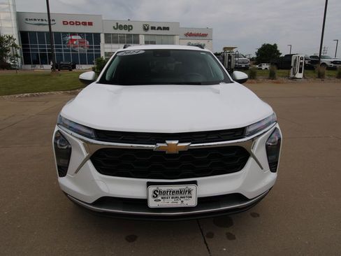 Used 2024 Chevrolet Trax LT w/ Driver Confidence Package FWD image 2