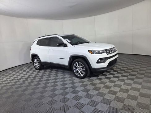 Certified 2022 Jeep Compass Latitude image 3