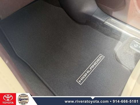 Used 2021 Toyota Highlander Platinum AWD/4WD image 23