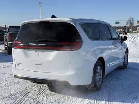 Used 2023 Chrysler Pacifica Touring-L image 5