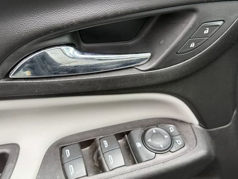 Used 2022 Chevrolet Equinox LT w/ Driver Convenience Package image 12