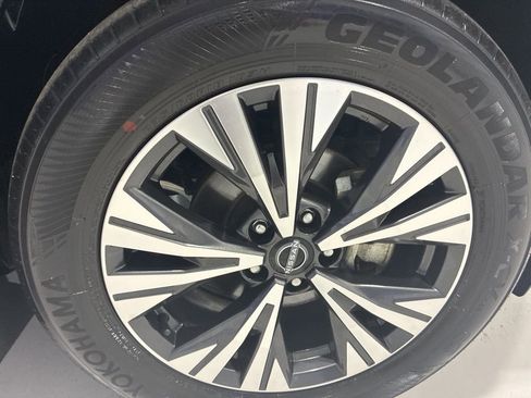 Used 2023 Nissan Rogue SV image 40