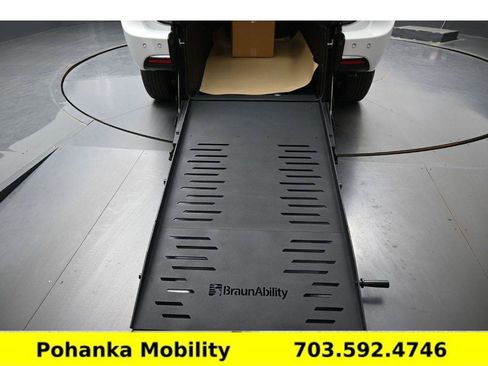 Used 2024 Chrysler Pacifica Touring-L FWD image 4