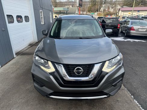 Used 2019 Nissan Rogue SV image 2