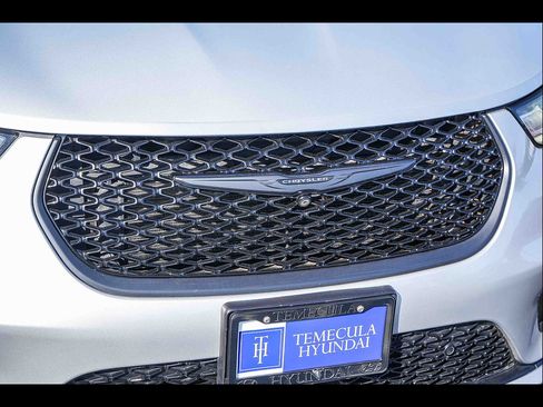 Used 2022 Chrysler Pacifica Limited w/ Uconnect Theater Family Group FWD image 6