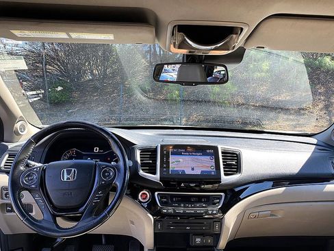 Used 2018 Honda Pilot Touring image 17