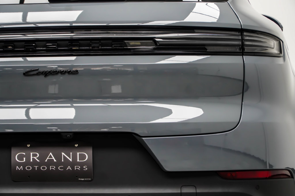Used 2024 Porsche Cayenne AWD/4WD image 19
