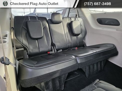Used 2018 Chrysler Pacifica Limited image 50