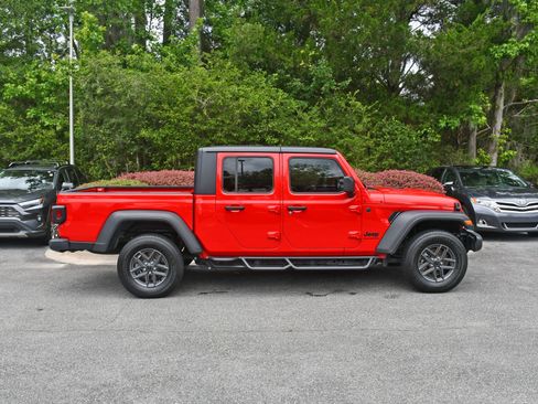 Used 2025 Jeep Gladiator Sport AWD/4WD image 5