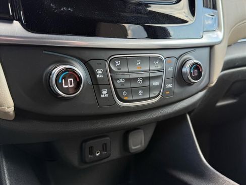 Used 2022 Chevrolet Traverse LS image 18