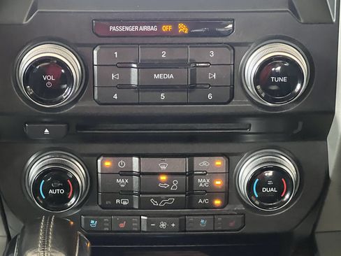 Used 2018 Ford F150 Lariat w/ Equipment Group 502A Luxury AWD/4WD image 32