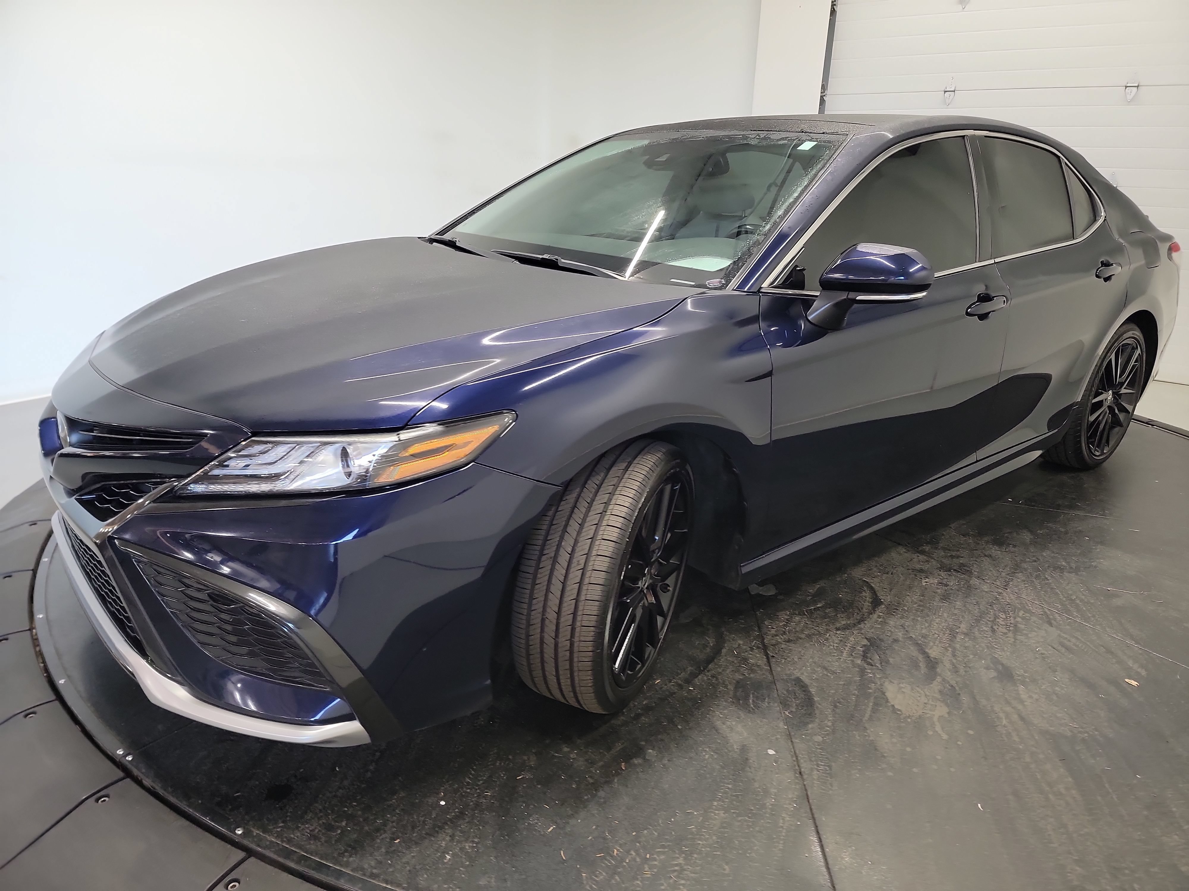 Used 2022 Toyota Camry XSE FWD image 3
