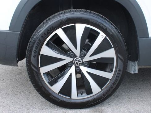 Used 2024 Volkswagen Taos SE FWD image 37