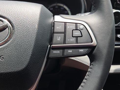 Certified 2024 Toyota Highlander XLE FWD image 30
