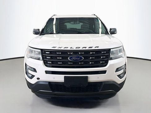 Used 2017 Ford Explorer XLT w/ Equipment Group 202A AWD/4WD image 2