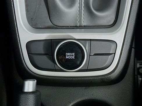 Used 2025 Hyundai Venue SEL image 25