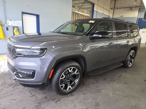 Used 2025 Jeep Wagoneer Series II image 2