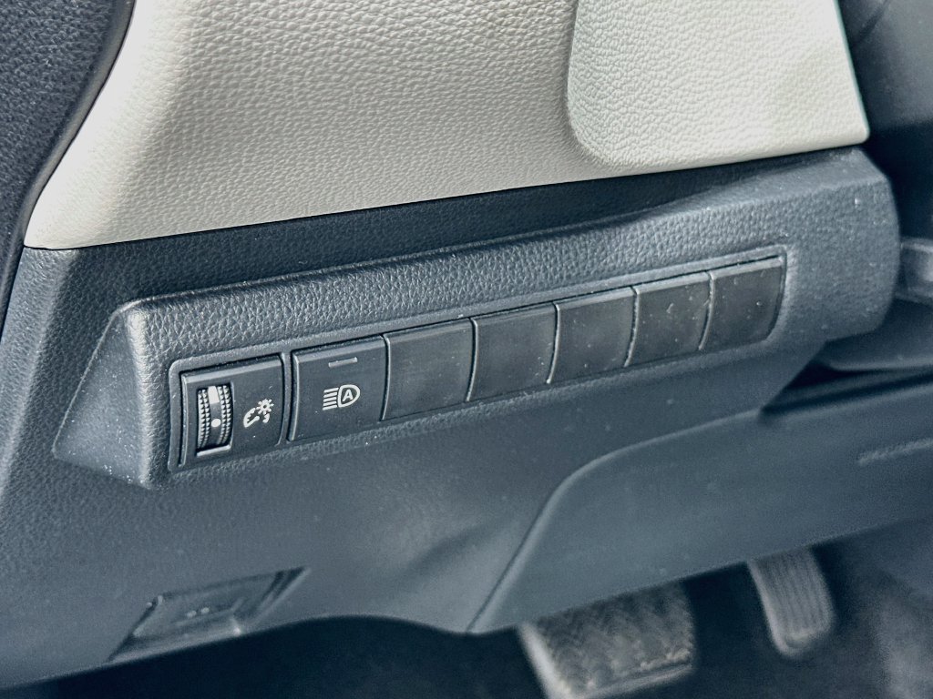 Used 2020 Toyota Corolla LE FWD image 10