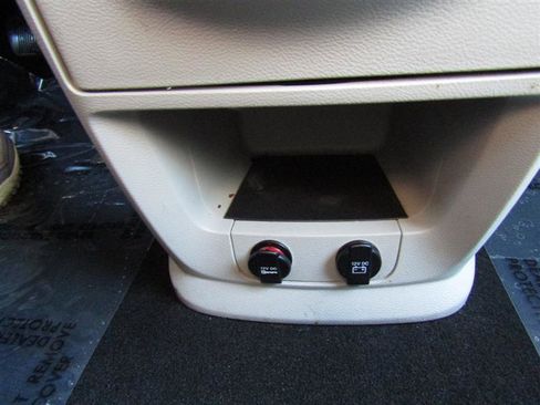 Used 2019 Dodge Grand Caravan SE w/ UConnect Hands-Free Group image 21