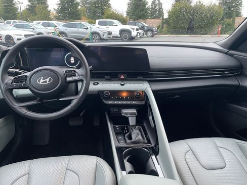 Used 2025 Hyundai Elantra Limited image 27